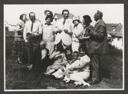 Eugène Ysaÿe avec des amis et membres de sa famille, Le Zoute, 1928? | Ysaÿe, Eugène (1858-1931) - Violoniste, compositeur et chef d'orchestre. Vorige eigenaar