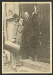 [Eugène Ysaÿe accueillant à bras ouverts Jacques Thibaud sur le perron de sa maison avenue Brugmann] vers 1926 | Ysaÿe, Eugène (1858-1931) - Violoniste, compositeur et chef d'orchestre. Vorige eigenaar